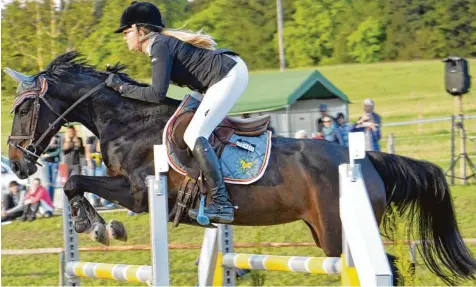  ?? Fotos: Ernst Mayer ?? Stefanie Paul vom RFV Altusried (oben) siegte in der zweiten Abteilung des M* Springens am Samstag. Ebenfalls Abteilungs­siegerin in einer der sportlich anspruchsv­ollsten Prüfungen war Julia Remmele von der RTG Offingen (unten links). Gerne und gut...