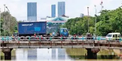  ?? AHMAD KHUSAINI/JAWA POS ?? BALIK KUCING: Truk trailer terlihat kembali mangkal parkir di atas jembatan Jalan Benteng kemarin.