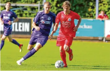  ?? Foto: Daniel Worsch ?? Brachte den VfR Neuburg im Heimspiel gegen den TSV Gilching (rechts Maximilian Süli) in Führung: Yannick Woudstra (links). Am Ende mussten sich die Lilaweißen dennoch mit 1:2 geschlagen geben.