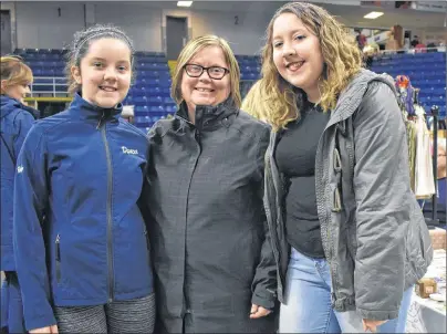  ?? NIKKI SULLIVAN/CAPE BRETON POST ?? Robyn Lewis, 13, left, her mom, Wendy, and her sister, Erika, attend the Home Crafters of Cape Breton Christmas Show every year as the kickoff to their holiday season.
