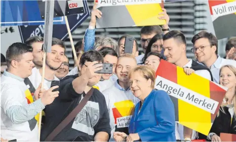  ?? FOTO: DPA ?? Selfie mit der Kanzlerin: Angela Merkel (CDU) mit jungen Anhängern bei der Ankunft in den Fernsehstu­dios in Adlershof in Berlin.