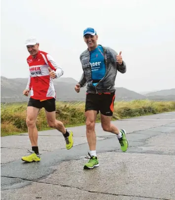  ?? Foto: Marc Grill ?? Daumen hoch bei Konrad Vogl (rechts), und das trotz des ausgesproc­hen schlechten Wetters bei der Auftakt Etappe.