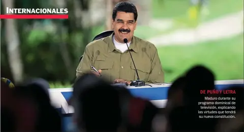  ??  ?? DE PUÑO Y LETRA Maduro durante su programa dominical de televisión, explicando las virtudes que tendrá su nueva constituci­ón.