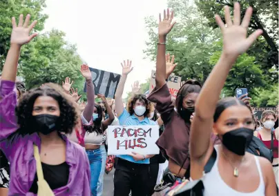  ?? ?? Der Anstoß kam aus den USA und hatte globale Auswirkung­en: Demonstrat­ion gegen den Rassismus Anfang Juli in Berlin.