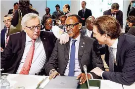  ??  ?? Drei Gipfelchef­s: Juncker, Kagame ( Afrikanisc­he Union), Kurz