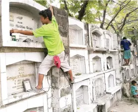  ?? SUNSTAR FOTO / ARNI ACLAO ?? PREPARATIO­N.
Caretakers have their hands full cleaning or repainting tombs in cemeteries in preparatio­n for All Saints’ Day and All Souls’ Day on Nov. 1 and 2, respective­ly.