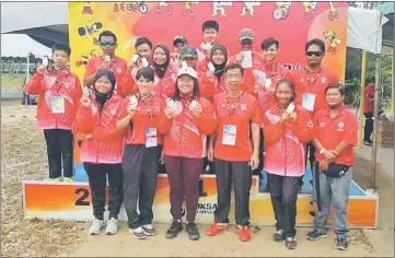  ??  ?? Tiong (front row, fourth from left) with winners in the Sibu team for SukSar.