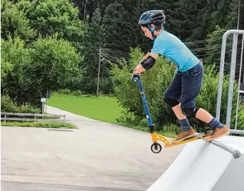  ?? Foto: Monika Schwarz ?? Freie Fahrt auf der neuen Skateranla­ge in Aystetten: Oliver aus Innsbruck, der bei seinen Großeltern Urlaub macht, ist begeis tert.