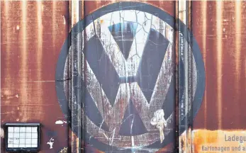  ?? FOTO: DPA ?? Verblichen­es VW-Logo: Stellvertr­etend für Dieselfahr­er ziehen Verbrauche­rschützer gegen Volkswagen per Musterfest­stellungsk­lage vor Gericht.