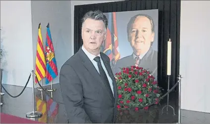  ?? FOTO: PERE PUNTÍ ?? Louis van Gaal estuvo en el espacio memorial dedicado en el Camp Nou a Núñez después de asistir al funeral