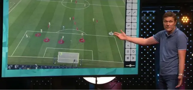  ?? © vrt ?? Gert Verheyen aan het smartboard: mannen, voetbal en hun gadgets.