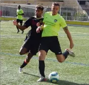  ?? (Photo R. R.) ?? Buscher (en jaune) et les Cap-d’Aillois ont raté leurs débuts à la maison.