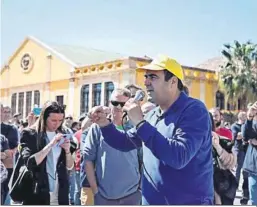  ?? MARIAN LEÓN ?? Andrés Góngora persuade a los manifestan­tes en el Puerto de Almería.