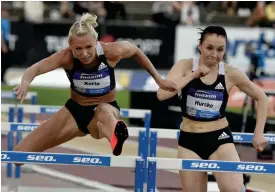  ?? FOTO: JUSSI NUKARI/LEHTIKUVA
FOTO: RONI REKOMAA/LEHTIKUVA ?? Annimari Korte och Reetta Hurske håller den blåvita fanan högt på 100 meter häck.