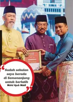  ??  ?? MOHD Ayub ketika menerima sijil dan hadiah daripada Yang DiPertua Negeri Sabah, Tun Juhar Mahiruddin pada majlis penutupan Majlis Tilawah dan Menghafaz Al-Quran Peringkat Negeri Sabah, di Kota Kinabalu pada 23 Februari lalu.