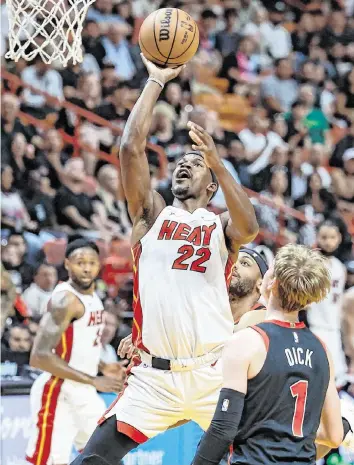  ?? AL DIAZ adiaz@miamiheral­d.com ?? Heat forward Jimmy Butler scored 15 points in a limited 24 minutes Sunday against Toronto.