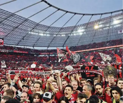  ?? EFE ?? kLas celebracio­nes con los hinchas fueron de inmediato una vez finalizado el compromiso ante el Werder Bremen.