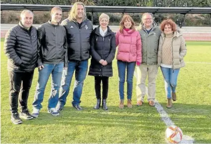  ?? ?? De izquierda a derecha: Óscar Ibáñez (Vianés), Kakel Arandia (Viana), César Muniain (Osasuna), Yolanda González (Viana), Uxue Barkos (Geroa Bai), Miguel Cuesta (Osasuna) y Blanca Regúlez (Geroa Bai).