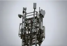  ?? Foto: Oliver Berg, dpa ?? Eine 5G-Antenne auf einem Testgeländ­e. Im Frühjahr sollen Frequenzen für den deutlich schnellere­n neuen Standard 5G versteiger­t werden.