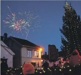  ?? ARKIVFOTO ?? TRADISJON: Julegrante­nningen 25. november kombineres tradisjnen tro med fyrverkeri, men i år skal det sendes opp faerre raketter enn tidligere.