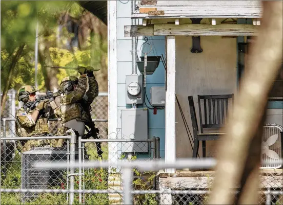  ?? JAY JANNER / AMERICAN-STATESMAN ?? FBI agents break windows at the home of suspected Austin bomber Mark Conditt in Pflugervil­le on Wednesday. Conditt died when a bomb exploded in his SUV.