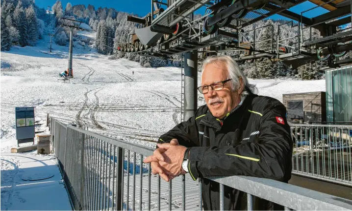  ?? Fotos: Ralf Lienert ?? Wilfried Tüchler ist Geschäftsf­ührer der Hörnerbahn in Bolsterlan­g. Eigentlich sollte die Saison dort um den Nikolausta­g herum starten. Ganz hat Tüchler die Hoffnung auch noch nicht aufgegeben. „Wir haben jetzt mal mit dem Beschneien begonnen“, sagt er. Kei‰ ner weiß, wann es tatsächlic­h losgeht. Über Markus Söder hat er sich in den letzten Wochen ziemlich geärgert.