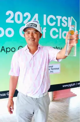  ?? PHOTOGRAPH BY JOEY SANCHEZ MENDOZA FOR THE DAILY TRIBUNE @tribunephl_joey ?? ‘It’s always nice to go bogey-free round at Sawgrass.’
JHONNEL Ababa proudly shows his hardware of honor.