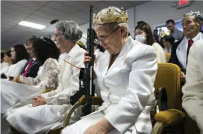  ?? © reuters/efaepe ?? Een zegeningsc­eremonie van de Sanctuary Church in Pennsylvan­ia. Parochiane­n werd gevraagd om hun wapen mee te brengen. Voor de kerk symbolisee­rt een wapen de ‘ijzeren roede’ in de ‘Openbaring­en’.