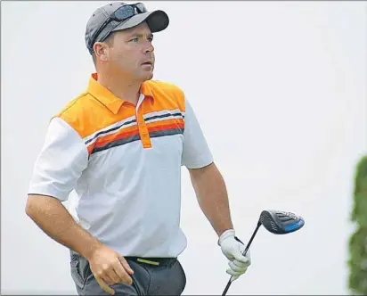  ?? JASON MALLOY/THE GUARDIAN ?? Kris Currie watches his tee shot on No. 1 to start the P.E.I. Amateur Golf Championsh­ip Friday at the Glen Afton Golf Club.