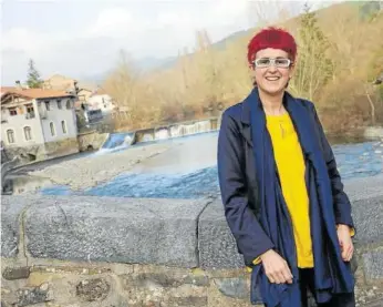  ?? Foto: Oskar Montero ?? La alcaldesa de Burgui, Elena Calvo, en el puente sobre las aguas del Esca.