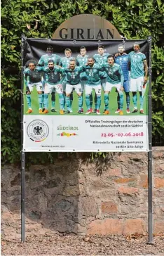  ?? Foto: imago ?? Willkommen in Südtirol: Die deutsche Fußball Nationalma­nnschaft ist ein gerne ge sehener Gast in der Region.
