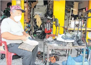  ?? JOFFRE LINO / EXPRESO ?? Oficio. Luis Perero ganó fama haciendo calzados. Ahora solo remienda ante el bajón de pedidos para crearlos.