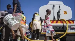  ?? ?? Soweto residents queue for water from a bowser supplied by the council