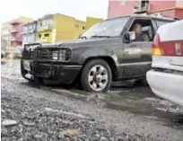  ??  ?? Problema. Cada vez que se hace el hoyo en esa intersecci­ón, la zona se convierte en un caos debido a las inundacion­es que se producen.