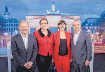  ?? FOTO: DPA ?? Wohin steuert die SPD – und mit wem an der Spitze? Die Basis muss zwischen den Kandidaten­duos für den Parteivors­itz, Olaf Scholz und Klara Geywitz sowie Saskia Esken und Norbert Walter-Borjans (von links), entscheide­n.