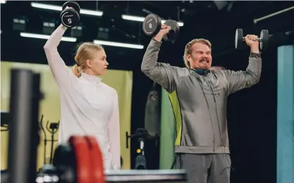  ?? FoTo: MITRo HäRKönEn/PRESSBIld ?? Milla Kuikka och Joel Hirvonen är träningsko­mpisar i Ella Kähäräs skarpa och underhålla­nde pjäs Liikunnan ilot på Teater Takomo.