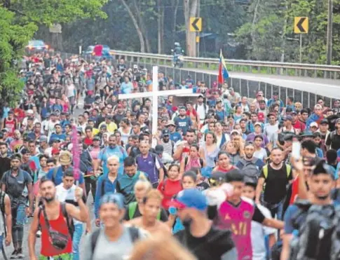  ?? // REUTERS ?? Miles de emigrantes ayer en Huehuetán, en el estado de Chiapas (México)