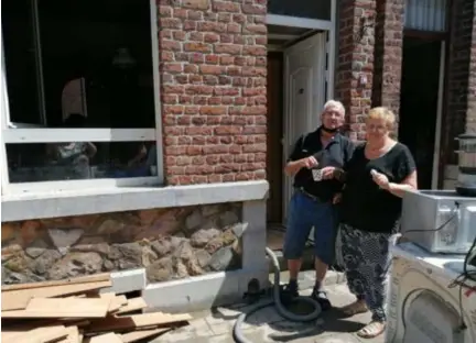  ?? FOTO RR ?? Claudine, met Antwerpse roots, en haar man Jean-Pierre wonen in Angleur, maar de gelijkvloe­rse verdieping van hun woning moet helemaal worden gestript. Hun familie uit Antwerpen helpt al het hele weekend mee.