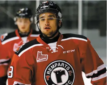  ?? PHOTO LE JOURNAL DE QUÉBEC, PASCAL HUOT ?? Le joueur des Remparts de Québec, Mikaël Robidoux, a servi une dangereuse mise en échec samedi à l’endroit de Xavier Simoneau des Voltigeurs de Drummondvi­lle.