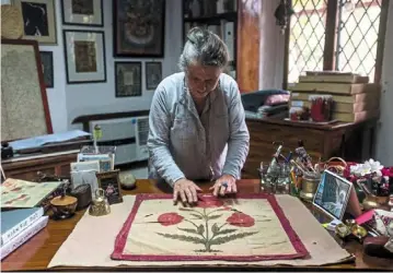  ?? — photos: afp ?? indian naturalise­d textile designer brigitte Singh displays an original fabric of the 17th century with a poppy flower design.