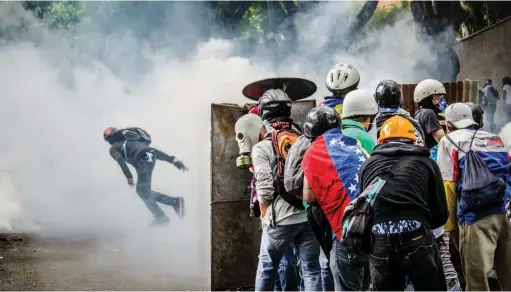  ??  ?? Arriba, protesta en Caracas contra el gobierno de Nicolás Maduro. Abajo, fotografía tomada el pasado mes diciembre de una pancarta en Canarias sobre el estudiante Javier Fernández Quesada.