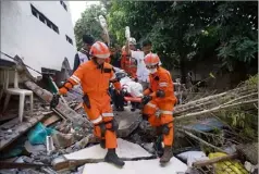  ?? (Photo AFP) ?? Trois personnes ont été sauvées des décombres. La tâche est immense.