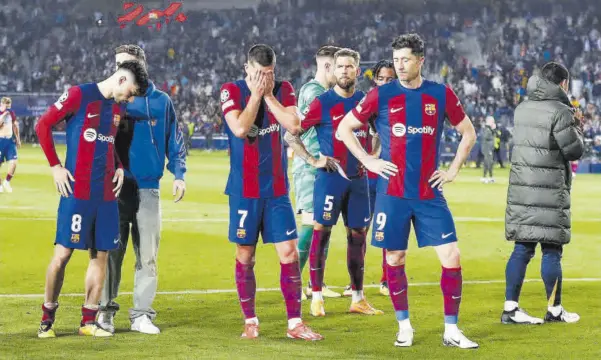  ?? // VALENTÍ ENRICH ?? Los jugadores del Barça se sintieron vacíos tras el pitido final