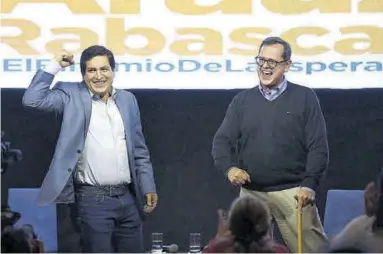  ??  ?? Andrés Arauz (izquierda) celebra su victoria junto a su compañero Carlos Rabascall. ((
JOSÉ JÁCOME / EFE