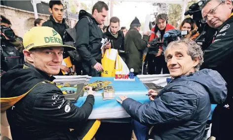  ?? FOTO: DPA PICTURE-ALLIANCE / FRANCK FERNANDES ?? Nico Hülkenberg und der vierfache Weltmeiste­r Alain Prost schrieben in Nizza fleißig Autogramme.