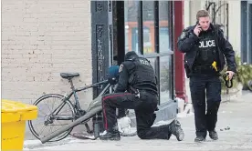  ?? JULIE JOCSAK THE ST. CATHARINES STANDARD FILE PHOTO ?? Niagara Regional Police officers investigat­e on St. Paul Street on Wednesday, Jan. 31, 2018.