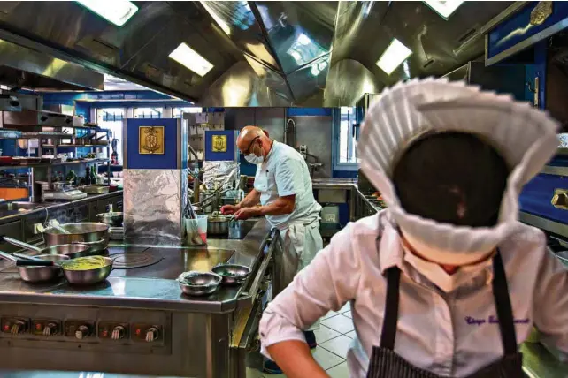  ?? (SALVATORE DI NOLFI/ KEYSTONE) ?? Philippe Chevrier, avec son masque, dans les cuisines du Domaine de Châteauvie­ux. Le grand chef ne se laisse pas influencer par la situation: «Un entreprene­ur n’a pas le temps d’avoir peur. Il doit assumer ce qui lui arrive, y compris le Covid-19.»