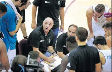  ??  ?? A POR SU SÉPTIMA TEMPORADA. Pablo Laso, en un partido de la actual pretempora­da.