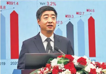  ??  ?? Informació­n. Ken Hu, presidente rotatorio de Huawei dio a conocer el Informe anual de 2020 de la empresa y cómo han contribuid­o con la tecnología ante la pandemia a escala mundial.