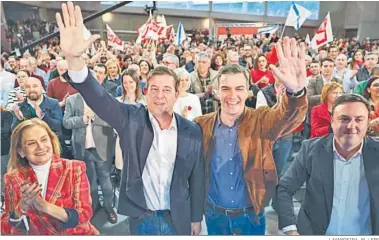  ?? LAVANDEIRA JR. / EFE ?? El presidente del Gobierno, Pedro Sánchez, y el candidato del PSOE, Xosé Ramón Besteiro, ayer en Santiago.